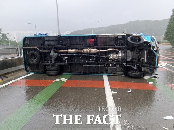 4일 오전 6시 20분쯤 부산 도시고속도로 번영로 구서IC 인근에서 달리던 관광버스가 왼쪽으로 넘어져 운전자와 승객이 다쳤다. /부산경찰청 제공.