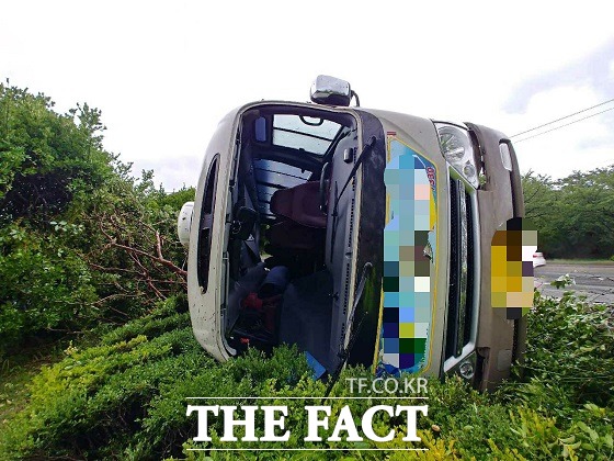 3일 오후 5시23분쯤 부산 강서구 대저동 송백마을 앞 도로를 달리던 25인승 통근버스가 넘어져 60대 여성 승객 1명이 숨졌다. /부산경찰청 제공.