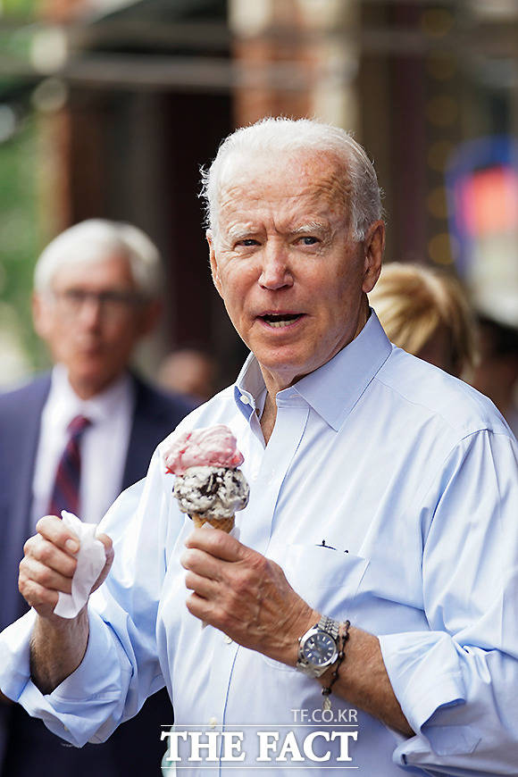 이날 바이든 대통령은 쿠키앤크림과 딸기맛을 섞은 아이스크림 콘을 구매했다. /위스콘신=로이터