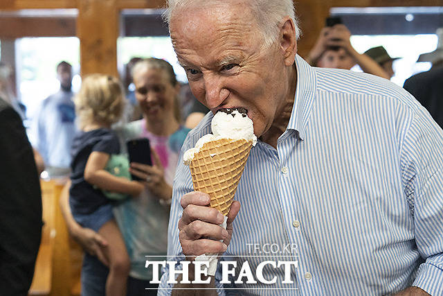 조 바이든 대통령 7월 3일(현지시간) 미국 미시간 주 트래버스 시티의 무머스 홈메이드 아이스크림에서 아이스크림을 먹고 있다. /미시간=AP.뉴시스