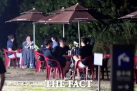  백신 맞아도 수도권 마스크 의무…오후 10시 이후 야외 음주 금지