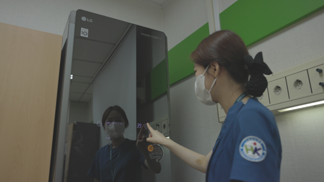 경기도 오산한국병원 의료진이 LG전자가 기증한 LG 트롬 스타일러 블랙에디션2를 사용하고 있다. /LG전자 제공