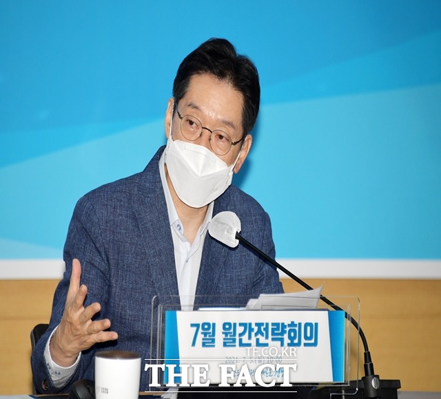 경남 전·현직 도의원이 잇따라 코로나19 확진 및 격리된 가운데, 김경수 경남도지사가 5일 추석까지 남은 80일이 코로나를 완전히 극복하는 마지막 전투가 될 것이라고 강조했다./경남도 제공