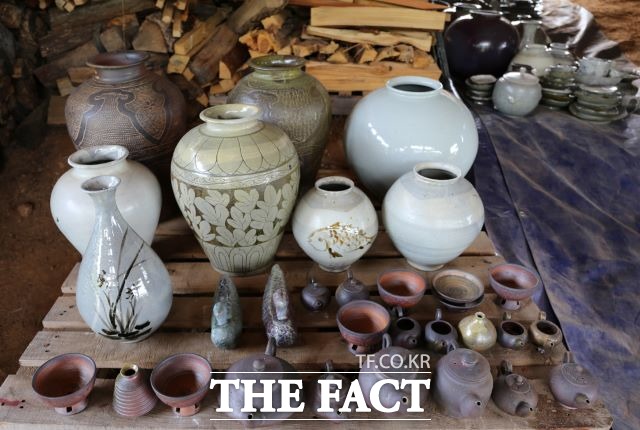 전통 흙가마에서 요출된 분청사기 작품들이 아름다운 자태를 드러내고 있다. /고흥군 제공