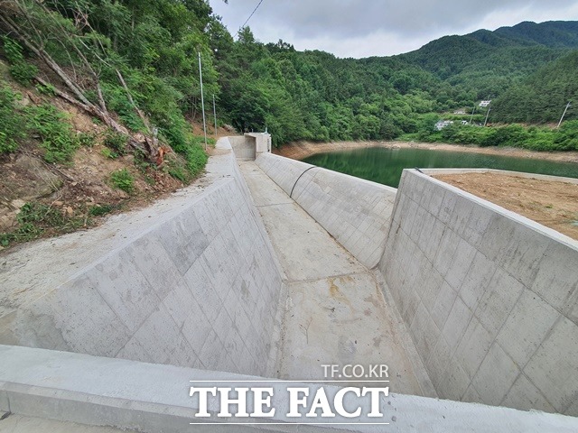 산청군 오부면 왕촌 재해위험 저수지 보수보강공사 모습/산청군 제공