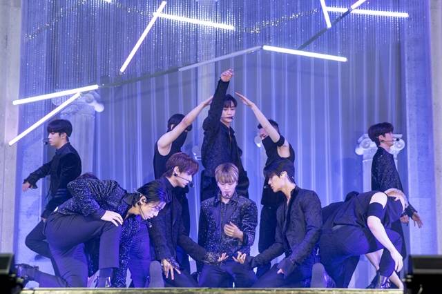 타이틀 곡 Tear Drop은 흐르는 눈물이 역설적으로 눈부시게 빛나고 있다는 감각적인 묘사로써 비극의 상황을 아름답게 승화시킨 곡이다. /FNC 제공