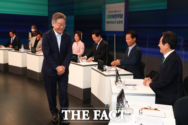 이재명 더불어민주당 대선 예비후보가 5일 서울 마포구 JTBC 스튜디오에서 열린 합동 TV 토론에 참석해 후보들과 인사를 나누고 있다. /국회사진취재단