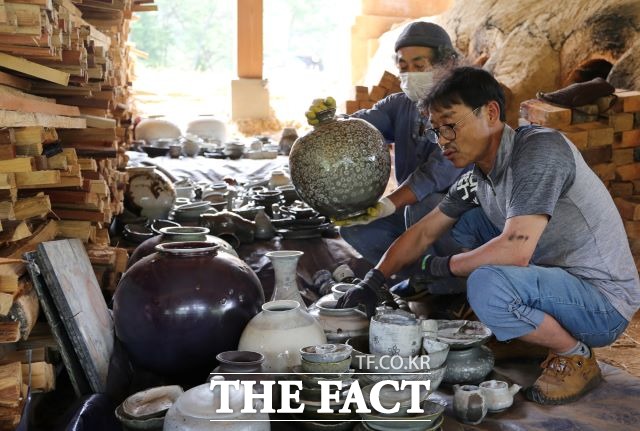 사적 제519호 고흥 운대리 분청사기 요지에 위치한 재현 가마터에서 진행된 요출행사에서 도예강좌 수강생들이 제작된 분청사기를 점검하고 있다. /고흥군 제공
