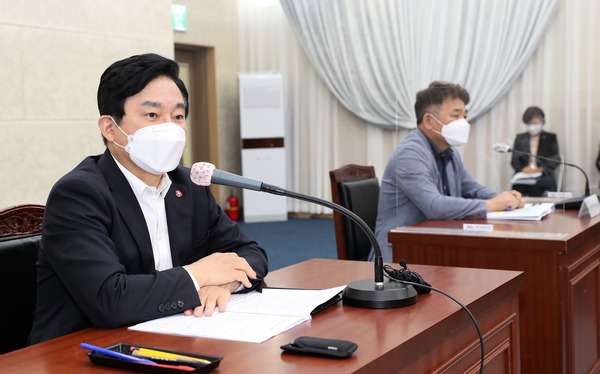 제주특별자치도는 5일 오전 9시 제주도청 탐라홀에서 원희룡 지사 주재로 2021년 상반기 신속집행 달성 노고 격려 및 하반기 인사이동에 따른 업무 연속성 및 미래과제 준비를 당부하는 주간정책 조정회의를 개최했다. / 제주도 제공