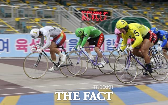 최고 시속 70km/h에 이르는 경륜은 알고 보면 더 재미있는 경주다./기금조성총괄본부 제공