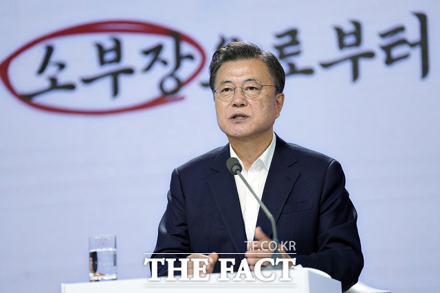 문재인 대통령이 5일 여야의 대선 경선 레이스가 본격적으로 시작된 상황과 관련해 청와대와 정부는 철저하게 정치적 중립을 지켜야 한다고 지시했다. 문 대통령이 지난 2일 서울 강남구 코엑스에서 열린 대한민국 소재·부품·장비산업 성과 간담회에서 발언하는 모습. /청와대 제공