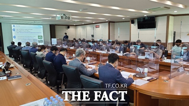 5일 한국기초과학지원연구원(KBSI) 오창센터 대회의실에서 충북도의 ‘다목적 방사광가속기 기반 신산업 육성 종합계획 연구용역’ 최종보고회가 진행되고 있다. / 충북도 제공