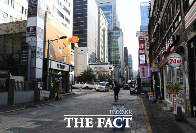 서울시는 서울사랑상품권을 12일부터 판매한다고 밝혔다. 사진은 강남의 먹자골목. /배정한 기자