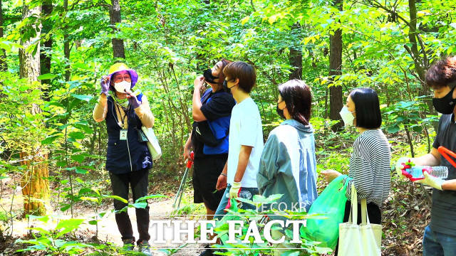 배재대학교가 환경 정화운동과 캠퍼스 탐방을 결합한 대학 입학 홍보를 추진한다. / 배재대 제공