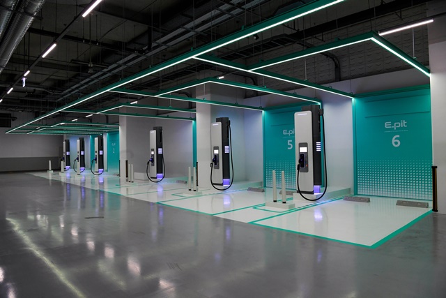 현대자동차그룹이 서울 을지로 미래에셋 센터원 빌딩에 전기차 초고속 충전소 을지로 센터원 E-pit를 구축했다. 각종 업무 및 상업 시설이 밀집해 충전소 구축이 어려운 서울 강북 한복판에서 충전소 운영이 시작됐다는 점에서 운전자들의 충전 편의성이 높아질 전망이다. /현대자동차그룹 제공