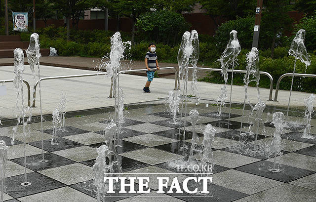 장마로 인해 후텁지근한 날씨를 보인 5일 오후 서울 서대문구 북아현문화체육센터 인근 공원 분수대에서 시원한 물줄기가 솟구치고 있다. /이동률 기자