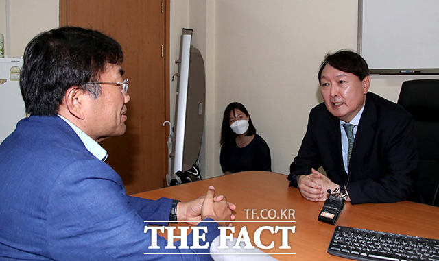 윤석열 전 검찰총장은 5일 주한규 서울대 핵공학과 교수를 만나 탈원전 정책 방향은 수정돼야 한다고 말했다. /국회사진취재단