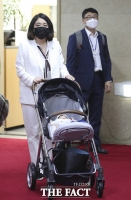  '임기 중 출산' 용혜인 의원, 아기와 함께 국회 출근 [TF사진관]
