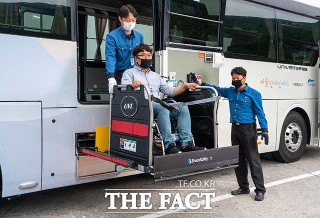 서울시가 8일부터 전국 최초로 ‘서울장애인버스’ 2대를 투입해 무료 왕복 동행 서비스를 시작한다. /서울시 제공