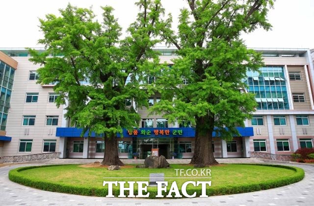 전남 화순군은 6일 코로나19 방역 수칙을 어긴 경남 지역 주민 12명과 식당 2곳에 과태료를 부과하기로 했다고 밝혔다.전남 화순군청사 전경./ 화순군 제공