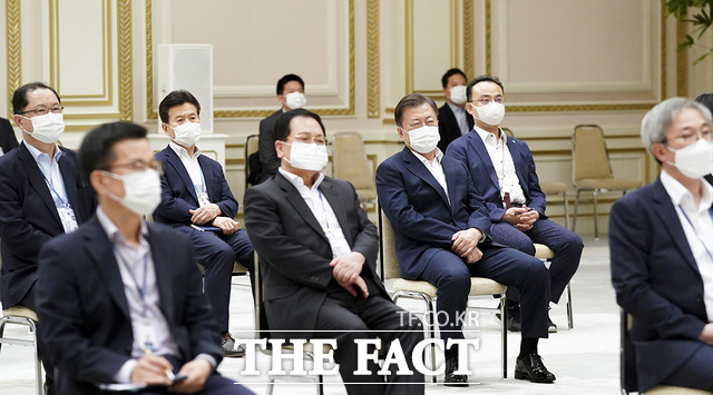 문재인 대통령이 6일 청와대 영빈관에서 직원들과 함께 성희롱·성폭력 예방교육을 받고 있다. /청와대 제공