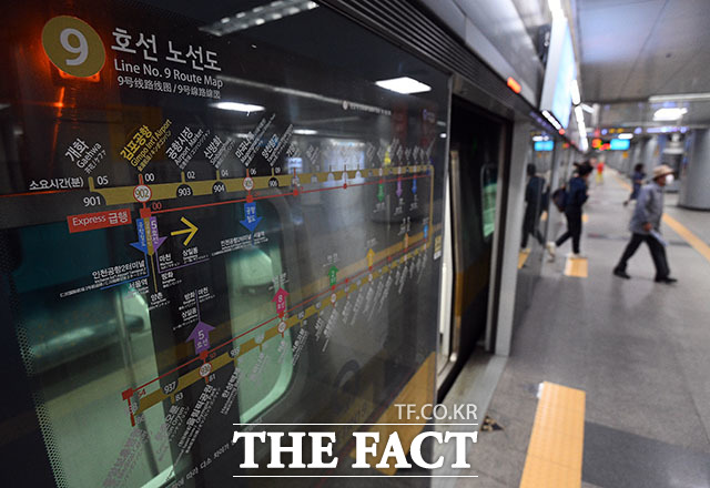 경찰이 지하철역에서 여성의 신체를 만지려고 시도한 혐의를 받는 30대 남성을 체포했다. 사진은 기사 내용과 무관. /이동률 기자