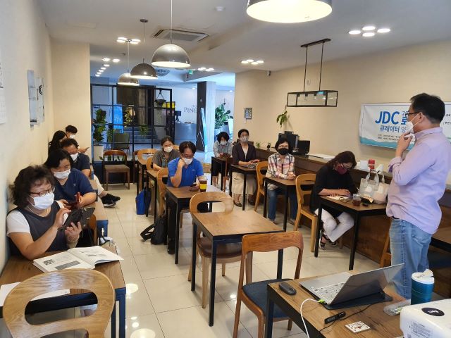 JDC는 제주 관광업계 경력 단절자 및 미취업자 등의 어려움을 함께하고, 제주만의 여행 콘텐츠를 기획·개발할 수 있는 지역 인재 양성을 위해 개설했던 ‘상반기 로컬 투어 여행 큐레이터 양성 과정을 지난 1일 마쳤다. / JDC 제공