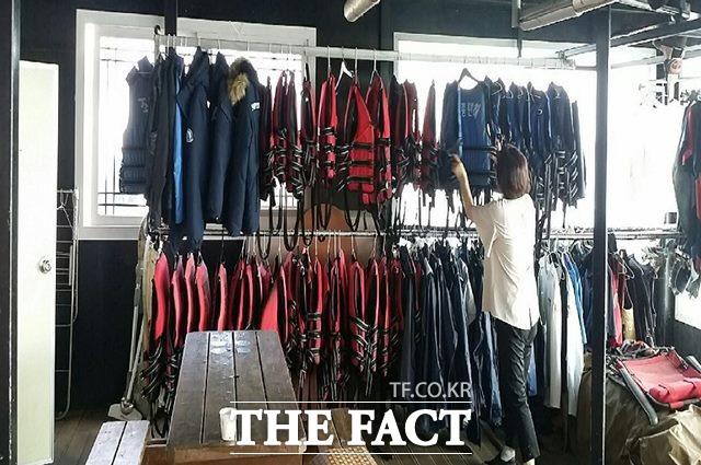 6일 김제시 안전재난과가 관계 공무원, 군산해양경찰서, (사)한국수상레저안전협회와 합동 점검반을 편성해 각 소관 분야에 대해 일제 현장 점검을 실시하고 있다. /김제시 제공