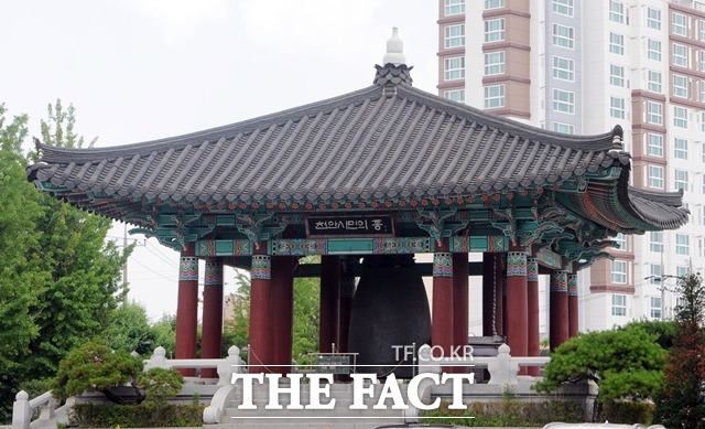 5년째 충북 진천의 성종사에 보관 중인 ‘천안시민의 종’이 재설치될 전망이다. 사진은 동남구청사에 설치됐었던 천안시민의 종 모습. / 천안시 제공