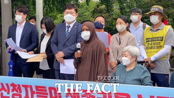 아프리카 기니에서 넘어온 하디야 난민신청자는 한국에서 제대로 살 수 있게 생종권을 호소하고 있다./이성덕 기자