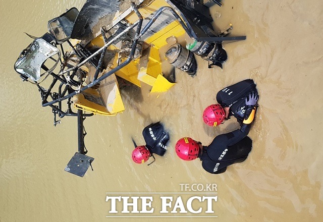 충북 충주시의 한 채석장에서 화물차가 물웅덩이로 추락해 119구조대가 수색작업을 벌이고 있다. / 충주소방서 제공