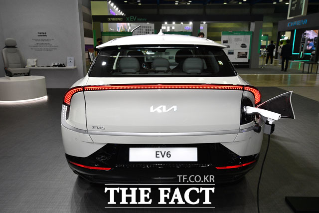 환경부는 50㎾당 255.7원인 전기차 급속충전기 사용요금을 상향한다고 밝혔다. 사진은 기아자동차의 전기차 ev6가 전시돼 있는 모습. /남윤호 기자