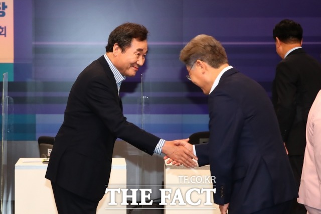 지난 5일 서울 마포구 JTBC 스튜디오에서 열린 더불어민주당 대선 경선 후보 합동 TV 토론회에서 이낙연(왼쪽) 후보와 이재명 후보가 인사하고 있다. /국회사진취재단
