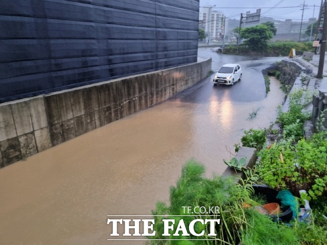 진도군에 내린 집중호우로 도로면이 침수되고 도로에 있는 가드레일이 유실돼 일부 구간에 통행이 제한되는 등 피해가 늘면서 주민들이 불편을 호소하고 있다. /진도군 제공