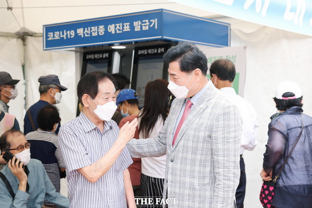 김상돈 의왕시장(오른쪽) /의왕시 제공