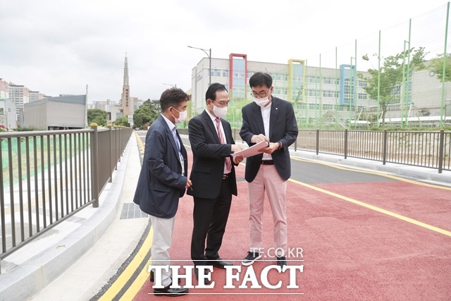 천안 한들초등학교가 개교 4년만에 공식 통학로를 개통했다. 사진은 통학로를 점검하는 박상돈 시장의 모습. / 천안시 제공