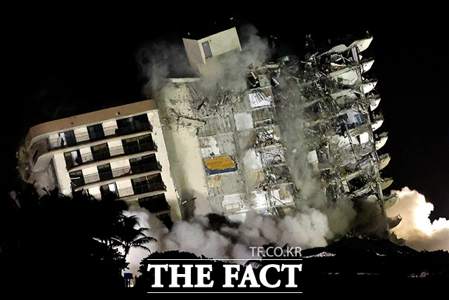 4일(현지시간) 미국 플로리다주 서프사이드에서 일부 붕괴한 12층 아파트의 나머지 건물이 추가 붕괴 등의 위험으로 폭파·철거되고 있다. /서프사이드=로이터