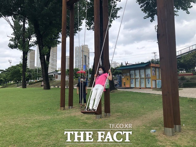 한 주민이 보강천 미루나무 숲에 마련된 전통그네를 타고 있다. / 증평=전유진 기자