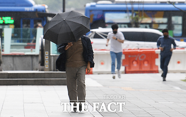 수요일인 7일은 전국이 흐리고 수도권과 충청권, 남부지방, 제주도에 비가 오는 곳이 있겠다./이새롬 기자]