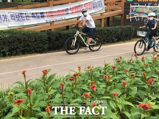 보강천에 마련된 자전거도로에서 부자가 자전거를 타고 있다. / 증평=전유진 기자
