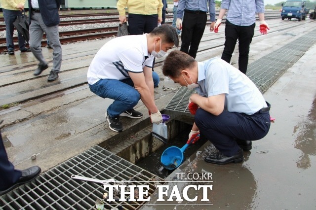 나주시가 지난 6월 15일 장성복합물류센터 고형연료(SRF)야적장 배수로에서 침출수 시료를 채취하고 있다./나주시 제공