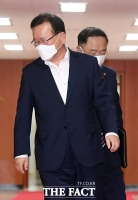  국무회의 참석하는 김부겸-홍남기 [포토]