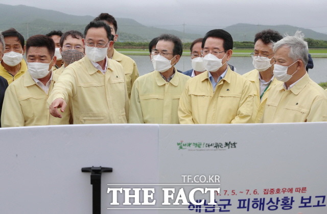 김영록 전라남도지사가 7일 오후 지난 5일과 6일 집중 호우가 쏟아지면서 농경지 침수피해를 입은 해남군 현산면 경수마을 앞 들녘을 찾아 명현관 해남군수로부터 침수피해 현황에 대해 설명을 듣고 있다. /전남도 제공