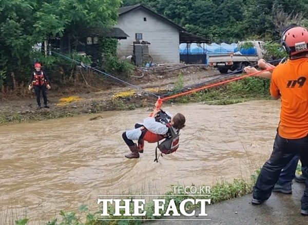 농사일을 하던 중 갑자기 불어난 강물에 고립된 60대 여성이 119구조대에 의해 구조되고 있다./경북소방본부 제공