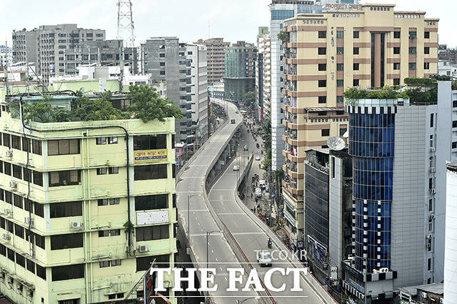 3일(현지시간) 델타변이가 확산되고 있는 방글라데시 다카 시내가 사람없이 한산한 모습을 보이고 있다. /다카=신화.뉴시스