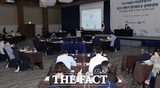 지난 6일 여수 히든베이호텔에서 열린 지속가능발전 지방정부협의회 하반기 정기회에서 COP28 남해안남중권 유치 지지를 확인하고 권오봉 시장을 5대회장으로 선출했다. /여수시 제공