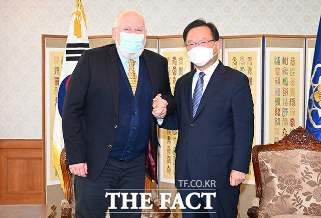 김부겸 국무총리(오른쪽)가 7일 오전 서울 세종로 정부서울청사에서 프란스 티머만스 EU 그린딜 담당 수석 부집행위원장과 기념사진을 찍고 있다. /총리실 제공