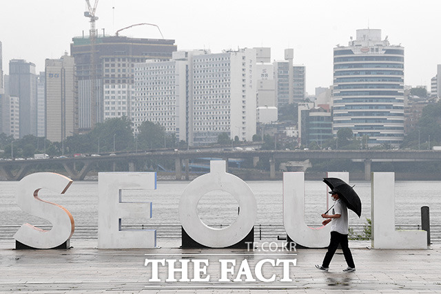 지난달 15일 오전 서울 영등포구 여의도 일대에서 우산을 쓴 한 시민들이 발걸음을 재촉하고 있다. /남용희 기자
