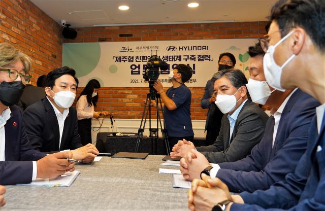 제주도와 현대차는 6일 오후 제주도청 서울본부 회의실에서 제주형 친환경차 생태계 구축 협력을 위한 업무 협약식을 개최했다. / 제주도 제공