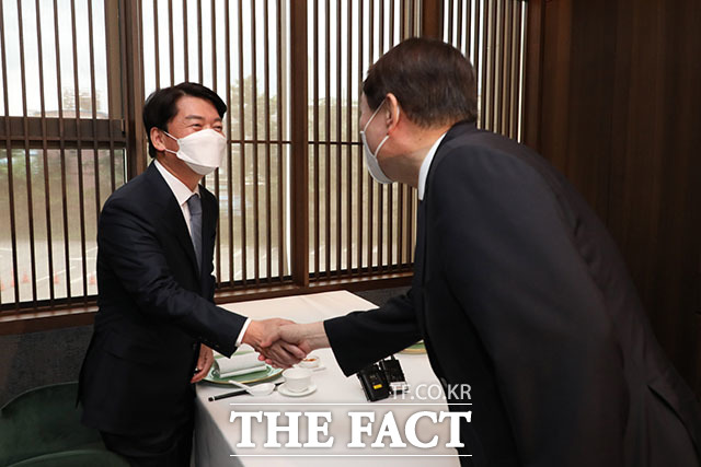안철수 국민의당 대표(왼쪽)와 대권 주자 윤석열 전 검찰총장이 7일 서울 종로구 한 중식당에서 오찬 회동에 참석해 악수를 하고 있다. /국회사진취재단